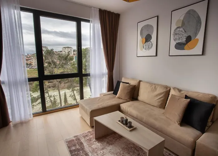 Lina - Pg, Moraca River Apartment