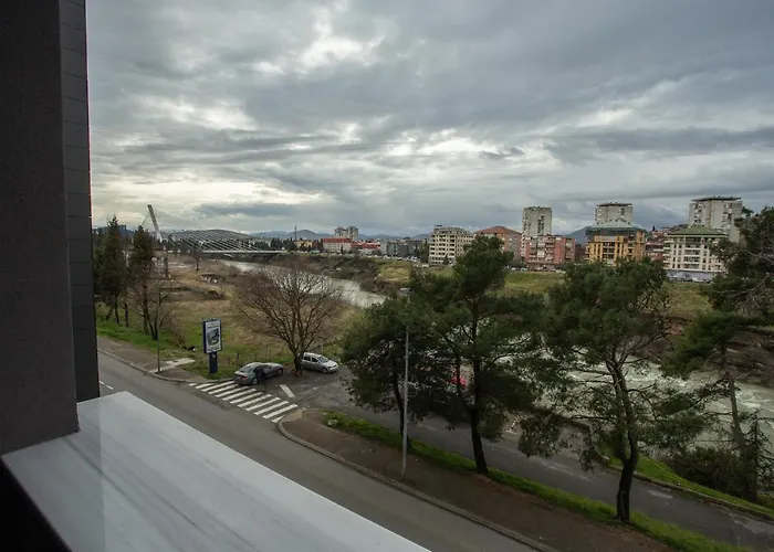 Lina - Pg, Moraca River Apartment